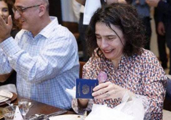 Հարգելի Արսինե, սա Ձեր ՀՀ անձնագիր ստանալու որերո՞րդ դեպքն է, և կոնկրետ ո՞ւմ շնորհած անձնագիրն եք «թրջում»