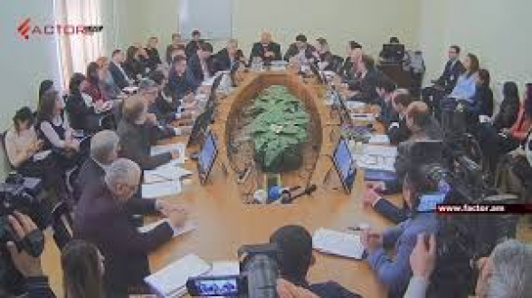 Хорошо и сделал, это мое преимущество – словесная перепалка между депутатами