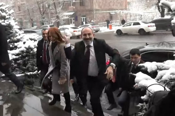 Никол Пашинян запустил в журналистов снежком