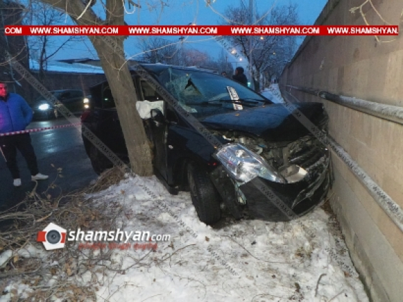 35-ամյա վարորդը Nissan Tiida-ով բախվել է ծառին, շինության պատին և հայտնվել մայթին. կա վիրավոր