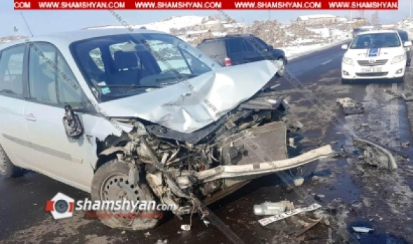 Գեղարքունիքի մարզում բախվել են Mercedes-ն ու Renault-ն․ Mercedes-ը հայտնվել է դաշտում, ձյան մեջ. կա 6 վիրավոր