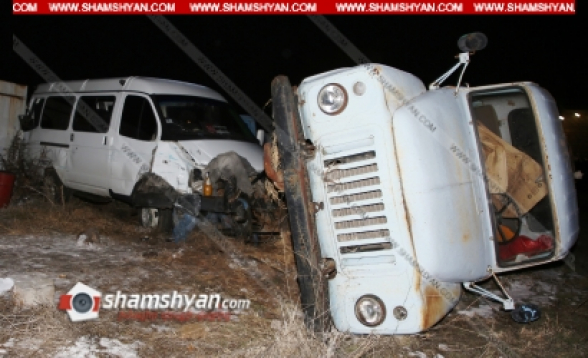 Արագածոտնի մարզում բախվել են մարդատար «Գազել» և «ԳԱԶ 322132» մանկիշի ավտոմեքենաները, Գազելն էլ բախվել է բեռնատար բենզատարին․ բեռնատարը կողաշրջվել է․ կան վիրավորներ