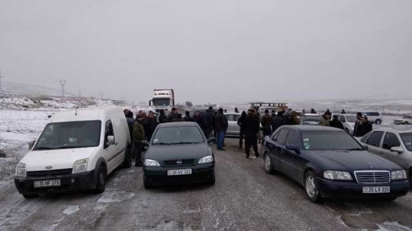 Սպանդանոցների դեմ բողոքող Բագրավանի բնակիչները փակել են Գյումրի-Արմավիր ճանապարհը (լուսանկար, տեսանյութ)