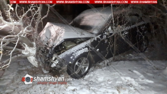 Կոտայքի մարզում բախվել են 49-ամյա վարորդի Mercedes-ն ու 40-ամյա վարորդի Opel-ը. Mercedes-ն էլ բախվել է ծառին. կա վիրավոր