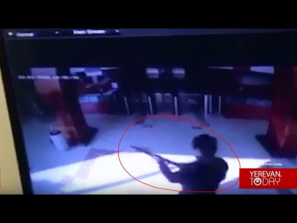 Эксклюзивные кадры: открывший стрельбу в «Эребуни Плаза» входит в здание