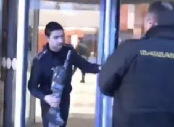 Ոստիկանը տանում է այն զենքը, որից տղամարդը ենթադրաբար կրակել է «Էրեբունի պլազայում»