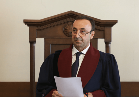 Հրայր Թովմասյանի բնակարանում ՀՔԾ քննիչները ոչինչ չեն հայտնաբերել (տեսանյութ, լրացված)