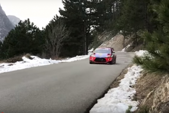 Появились кадры впечатляющей аварии действующего чемпиона мира по ралли