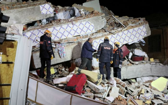 Жертвами мощного землетрясения в Турции стали 20 человек, более 1000 ранены (видео)
