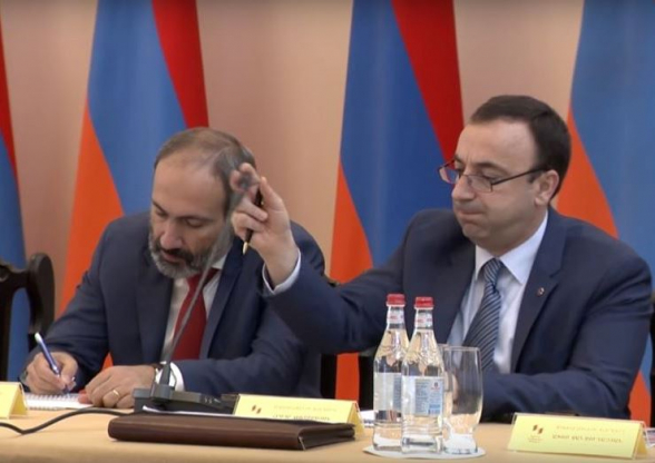 Այս տեսանյութում Նիկոլի ձեռքի գրիչը կապույտ է