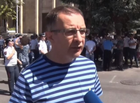 Եթե Հրայրը թանկանոց գրիչ է նվիրել ու Նիկոլը վերցրել է, դա նվեր չի, դա կաշառք է, իձիոտներ