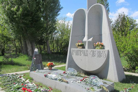 Политическая и военная элита РА посетила военный пантеон Ераблур (видео)