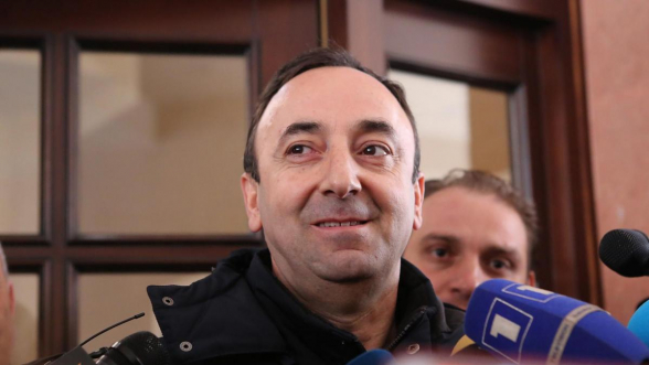 Որոշել են բանակցել Թովմասյանի հարևանների հետ և պատը ծակելու միջոցով հատուկ տեխնիկա միացնել