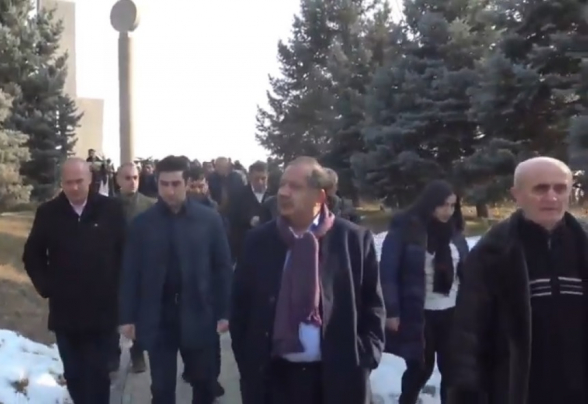 Ռոբերտ Քոչարյանի աջակիցները Եռաբլուր են այցելել (տեսանյութ)