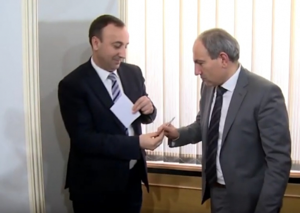 Հրայր Թովմասյանը գրիչ է նվիրել դեռևս ընդդիմադիր Նիկոլ Փաշինյանին