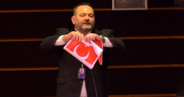 Եվրախորհրդարանի հույն պատգամավորը պատռել է Թուրքիայի դրոշը
