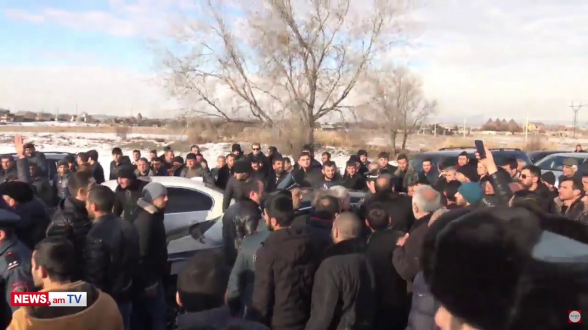 Մահացած զինծառայողի հարազատները զինվորի դագաղը մայրուղիով բերում էին Երևան (տեսանյութ)