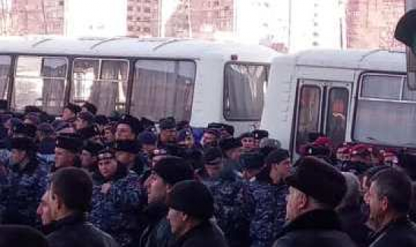 Հենց հիմա՝ Արգավանդի կենտրոնական խաչմերուկի մոտ․ մի քանի ավտոբուսներով ոստիկաններ են տարվել, որ զինծառայողի բարեկամներին ցրեն (լուսանկար)