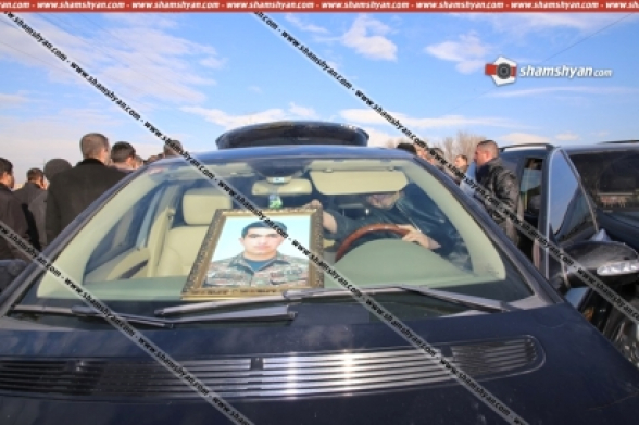 Արմավիրի մարզում կասկածելի հանգամանքներում մահացած 19-ամյա զինվորի դին ի նշան բողոքի ոտքով Երևան տեղափոխելու ժամանակ 62-ամյա տղամարդը հանկարծամահ է եղել