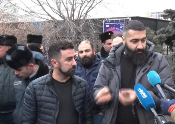 Члены объединения «Адеквад» принесли на Баграмяна 26 нефтяные бочки (прямой эфир)