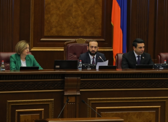 «Իրենցքայլի» «ԱԺ արտահերթ նիստ» փերֆորմանս-զավեշտը