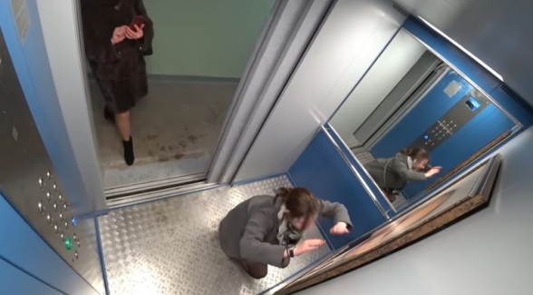 Մոսկվայի բնակելի շենքի վերելակում կախել են Պուտինի նկարն ու գաղտնի նկարահանել քաղաքացիների արձագանքը
