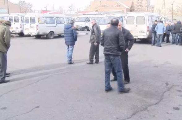 Մոտ 10 երթուղային վաղ առավոտից երթուղի դուրս չի եկել․ վարորդները գործադուլ են անում (տեսանյութ)