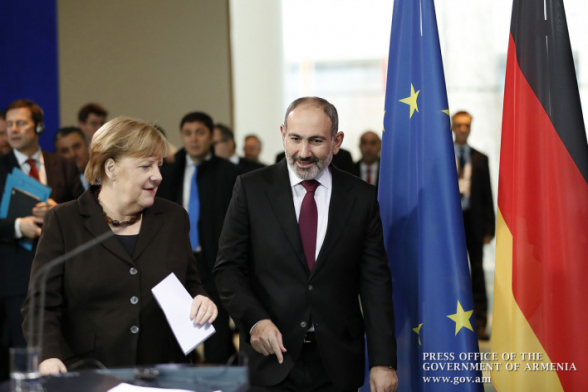 Ангела Меркель в своем выступлении упоминает Венецианскую комиссию, о чем нет ни слова в армянском переводе 