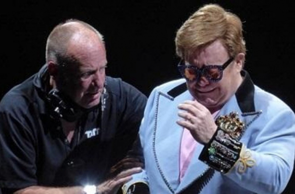 Элтон Джон потерял голос во время концерта