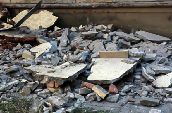 Երևանյան շենքի պատշգամբի պատը փլուզվել է. բեկորներն ընկել են քաղաքացիներ վրա