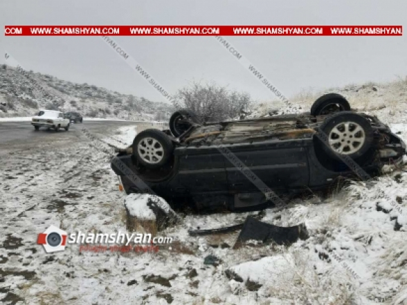 Վայոց Ձորի մարզում Opel-ի վարորդը դուրս է եկել երթևեկելի գոտուց և գլխիվայր շրջվել. կան վիրավորներ