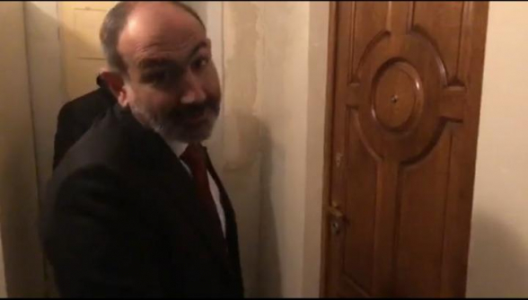 Чтобы подарить книгу, Пашинян стучал только в предварительно проверенные двери своих сторонников