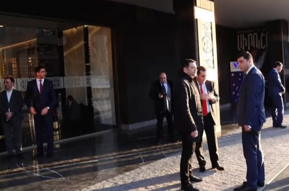 Ովքեր են մասնակցում «Այո»-ի շտաբի կազմակերպած դրամահավաքին (տեսանյութ)