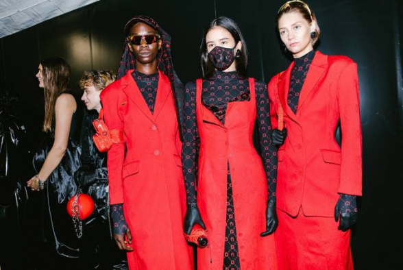 Модели французского бренда «Marine Serre» вышли на подиум в защитных масках