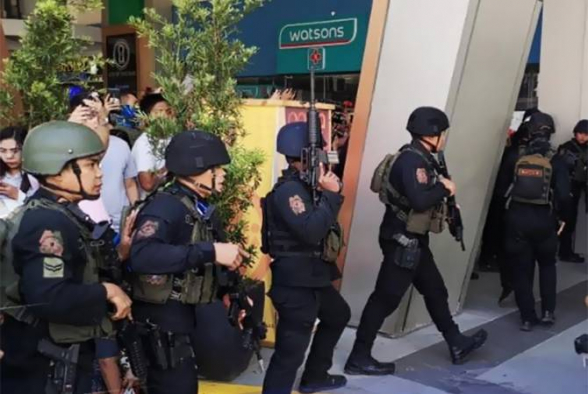 На Филиппинах вооруженный мужчина захватил в заложники 30 человек