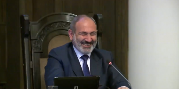 Էս կողմ անցեք... չէ, չէ, էն կողմ անցեք... չէ, է՛ս կողմ անցեք...