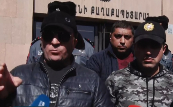 Водители туристических микроавтобусов провели акцию протеста перед мэрией Еревана (видео)