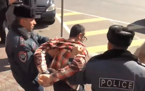 3 երեխաների հայրը փորձեց ինքնահրկիզվել քաղաքապետարանի մոտ