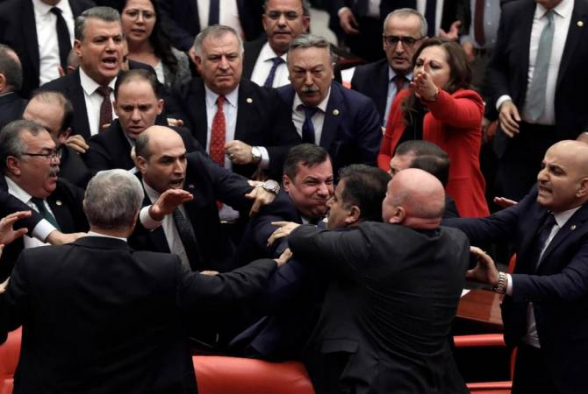 Турецкие депутаты подрались из-за Сирии (видео)