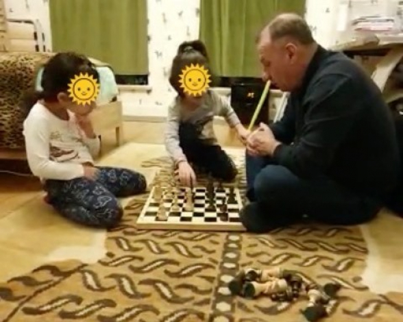 «Հայերեն ասա»: дядя Маргариты Симоньян учит ее детей шахматам на армянском (видео)