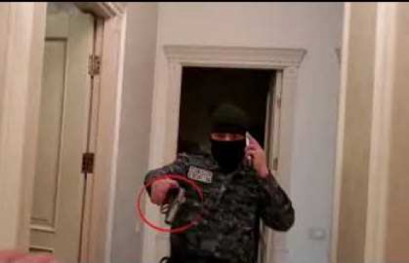 Новые кадры вторжения полиции в дом Арама Варданяна («Встречи Апера»)