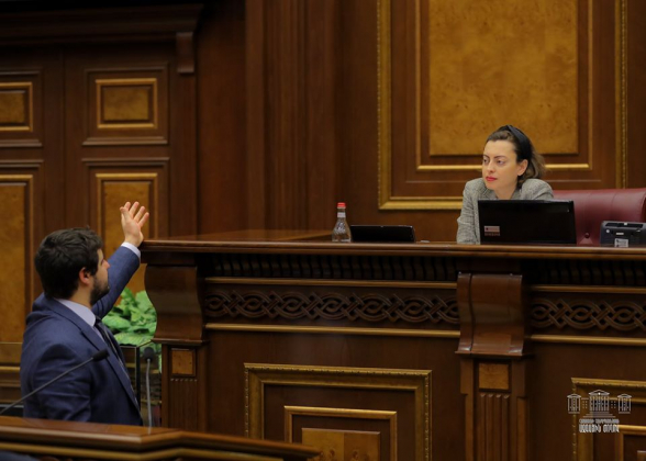 Депутаты поздравили своих коллег-женщин с 8 марта