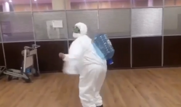 Забавный танец российского врача в «Шереметьево»