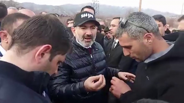 Նարդին դրել եք, նստել, ինձնից ի՞նչ եք ուզում. ջերմուկցիները փակել են Փաշինյանի ճանապարհը (տեսանյութ)