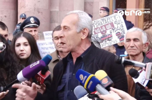 Այսօր էլ ինձ չլսեն, կտրուկ քայլերի եմ դիմելու. դաժան ծեծի ենթարկված փոխգնդապետ Արա Մխիթարյանի հայրը Կառավարության դիմաց բողոքի ակցիա էր անում, պահանջում էր հանդիպում վարչապետի հետ (տեսանյութ)