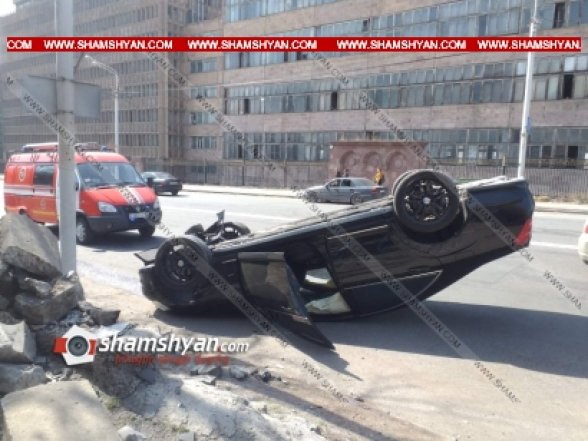 Երևանում բախվել են Mercedes S 500-ն ու Opel Zafira-ն. Mercedes-ը բախվել է բետոնե հատվածին և գլխիվայր շրջվել