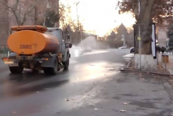 Էջմիածնում քլորաջրով մաքրվում են բոլոր փողոցները (տեսանյութ)