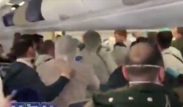 Намеренно чихающих на попутчиков пассажиров избили на борту самолета (видео)