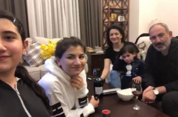 Նիկոլ Փաշինյանը ցուցադրել է իր ընտանիքի՝ «արտակարգ դրության երեկոյան կյանքը»