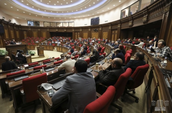 Парламент Армении утвердил пакет законопроектов об ответственности за нарушение режима карантина или самоизоляции (видео)